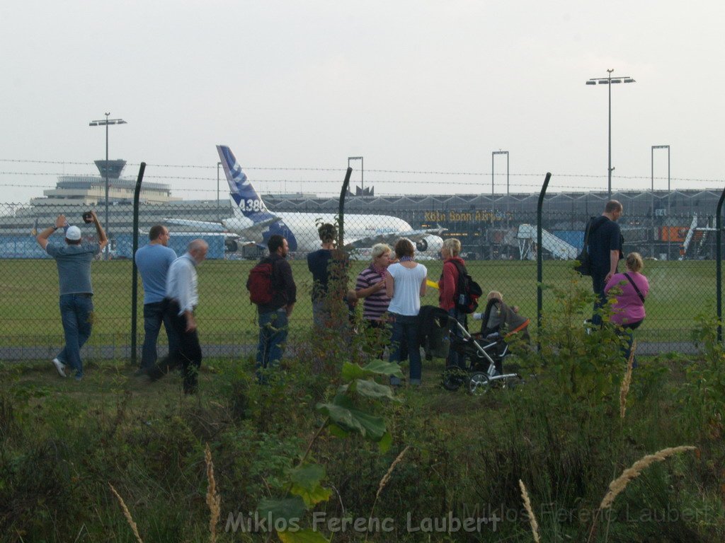 Warten auf den Airbus 380 Koeln Bonn P365.JPG